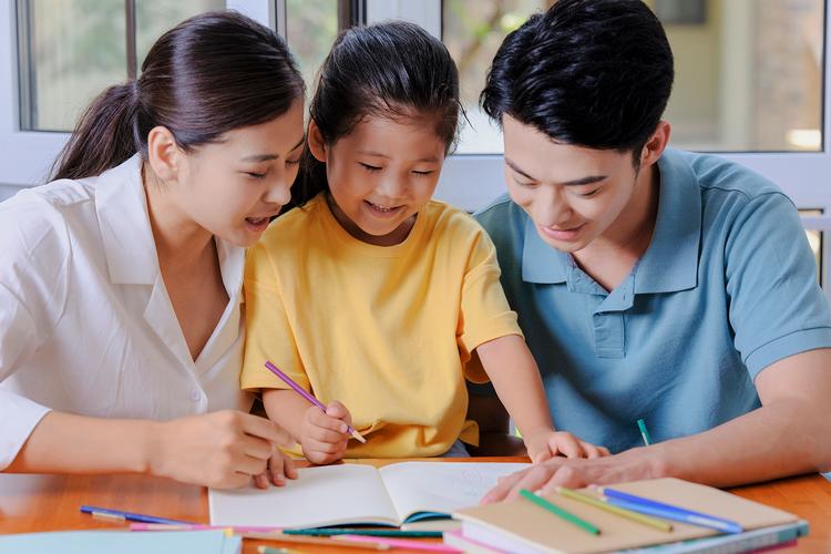 小学家长陪孩子口头模拟答题的日常场景图