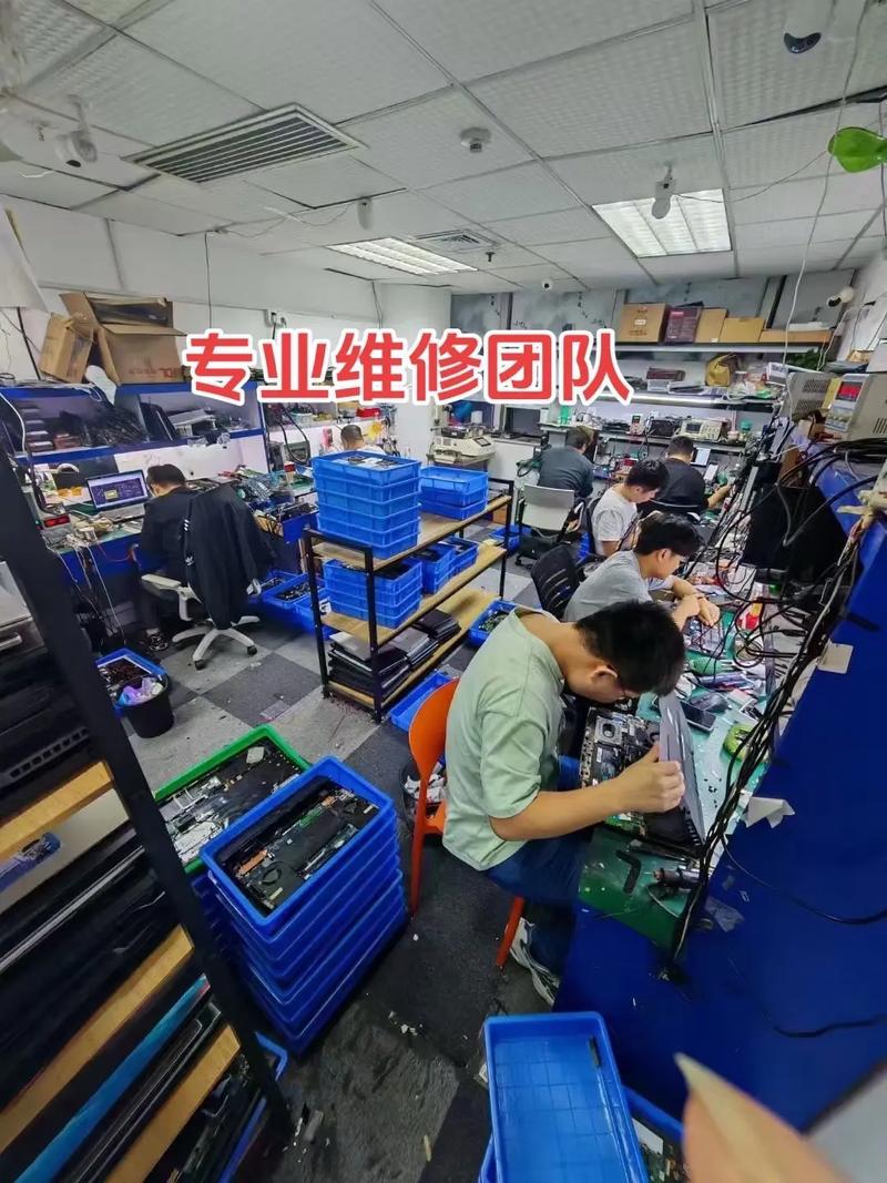 深圳华强北创业者调试硬件原型场景