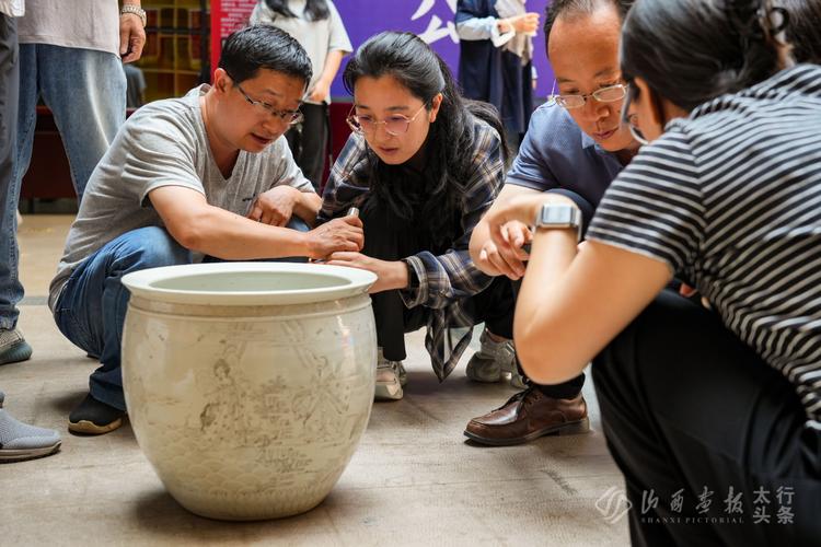 群众向当地文物部门咨询遗产文物问题现场