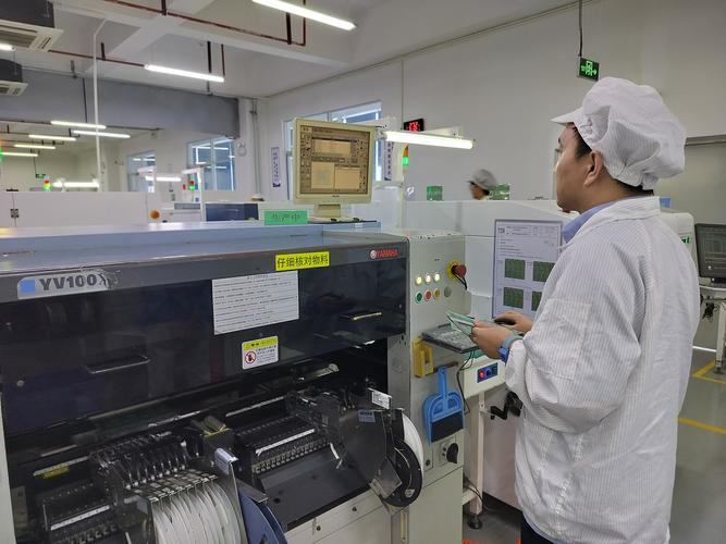 电子工厂SMT车间操作员争分夺秒