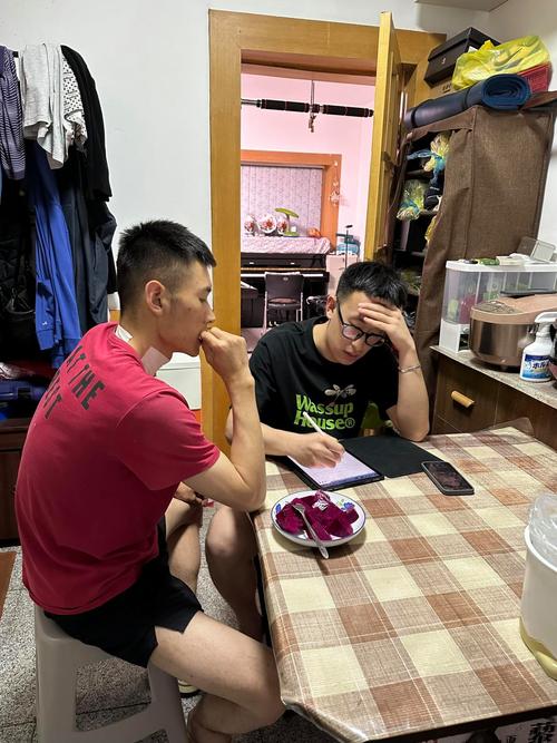 工厂职工宿舍父子谈心场景图