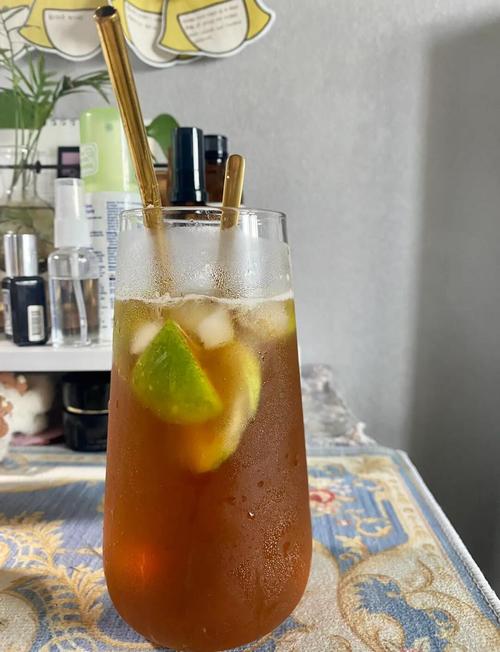 香港老冰室手打柠檬茶制作场景