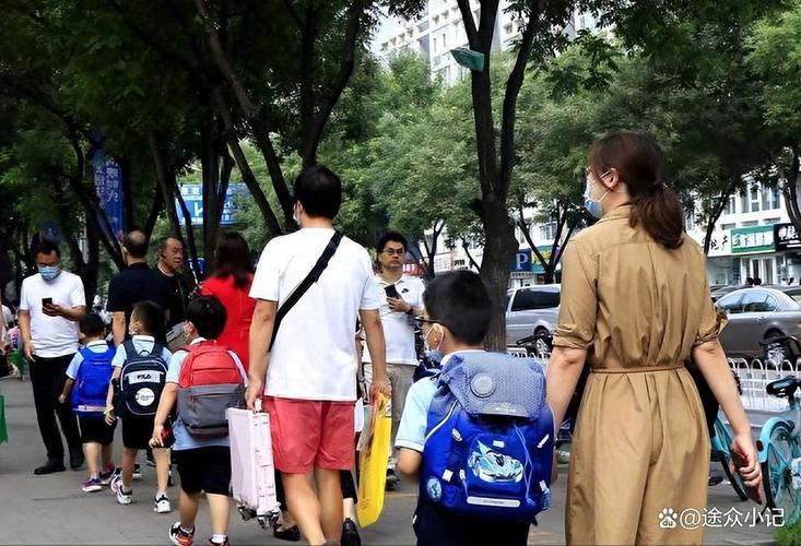 工业从业者父母下班接娃厂区门口场景图