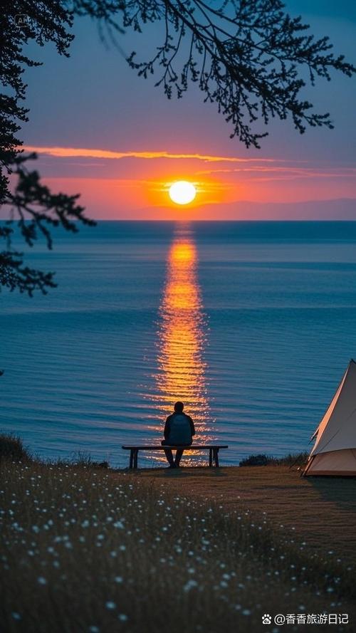 一个人坐在空旷的湖边安静看夕阳倒影