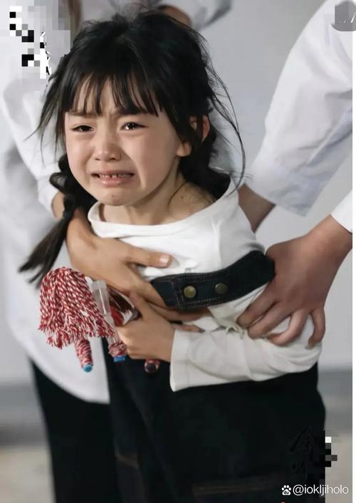 疲惫的幼儿拉着妈妈衣角哭闹
