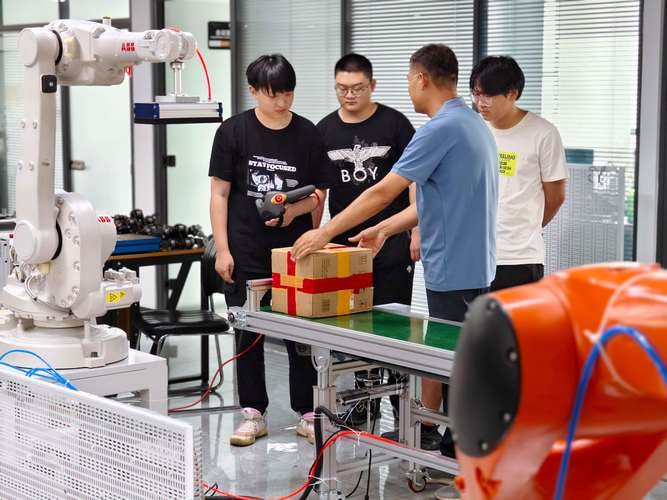 六轴机器人厂家工程师现场调试培训场景