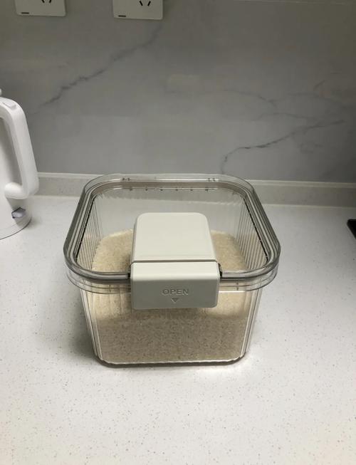 厨房橱柜里离墙摆放的带硅胶密封圈密封米桶实拍