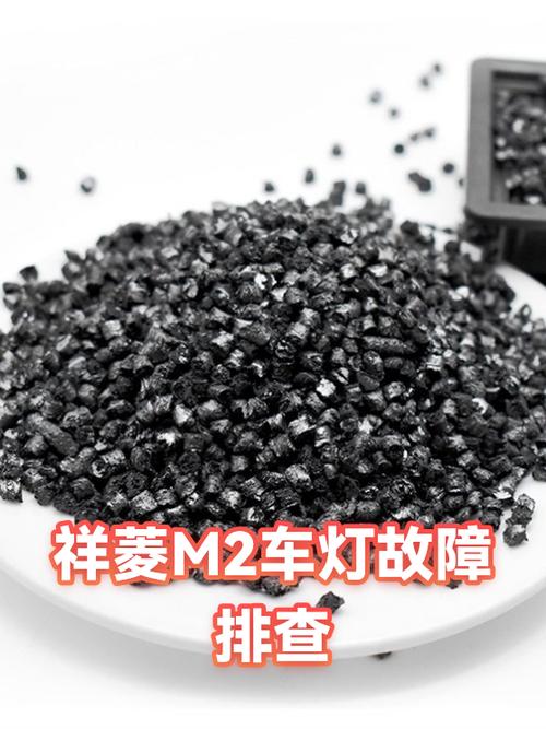 汽修师傅检查南京私家车车灯线路虚接现场图