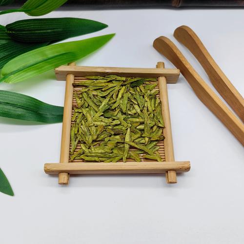 手工炒制龙井茶嫩芽特写
