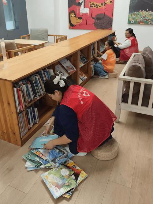 6岁儿童参与社区绘本整理志愿服务