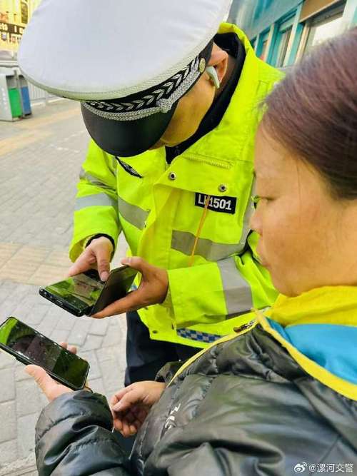 路边行人捡拾遗失手机场景