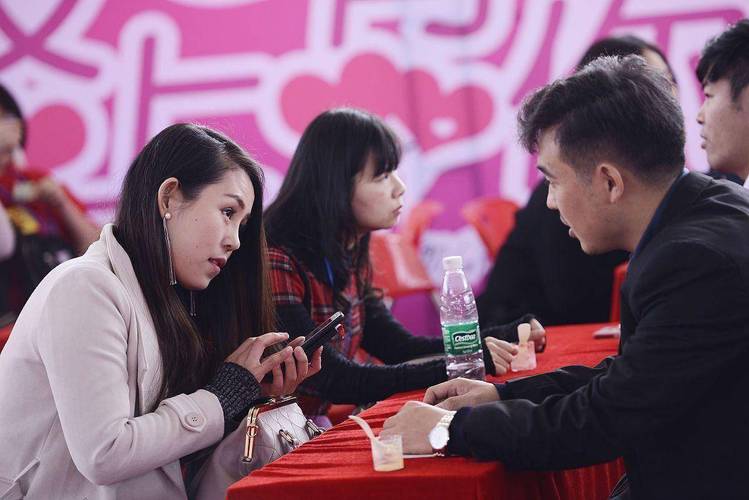 单身年轻人相亲刷手机场景实拍
