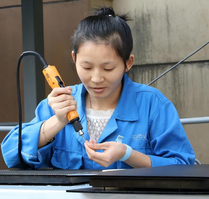 职校学生流水线实习无奈表情