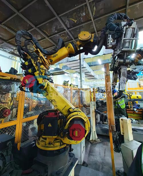 发那科黄色工业机器人汽车焊接工位