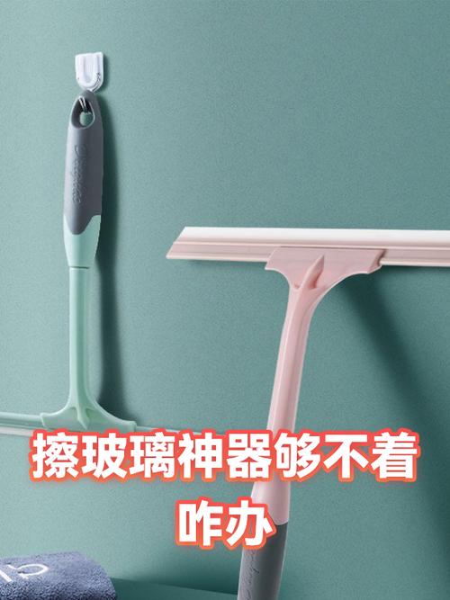 绑着旧毛巾的晾衣杆清扫沙发底部死角