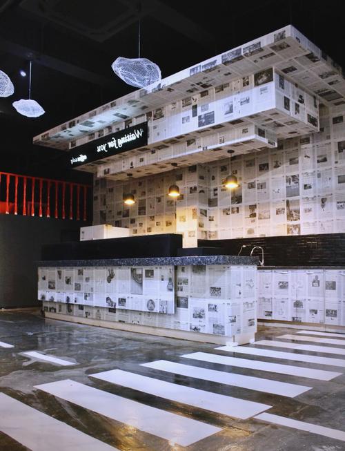 杂乱但充满灵感的内容创作者工作台便利贴墙