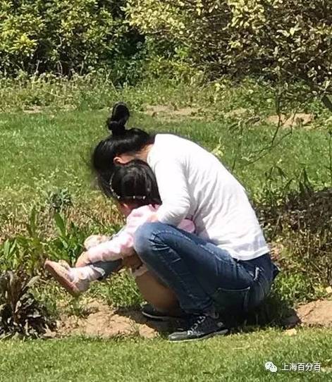 家长把着幼儿双腿吹口哨把尿的实拍画面
