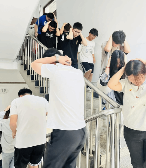 桑枣中学地震应急疏散实景记录