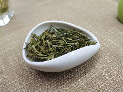 石台农家土灶边摆着粗陶杯装的明前硒茶