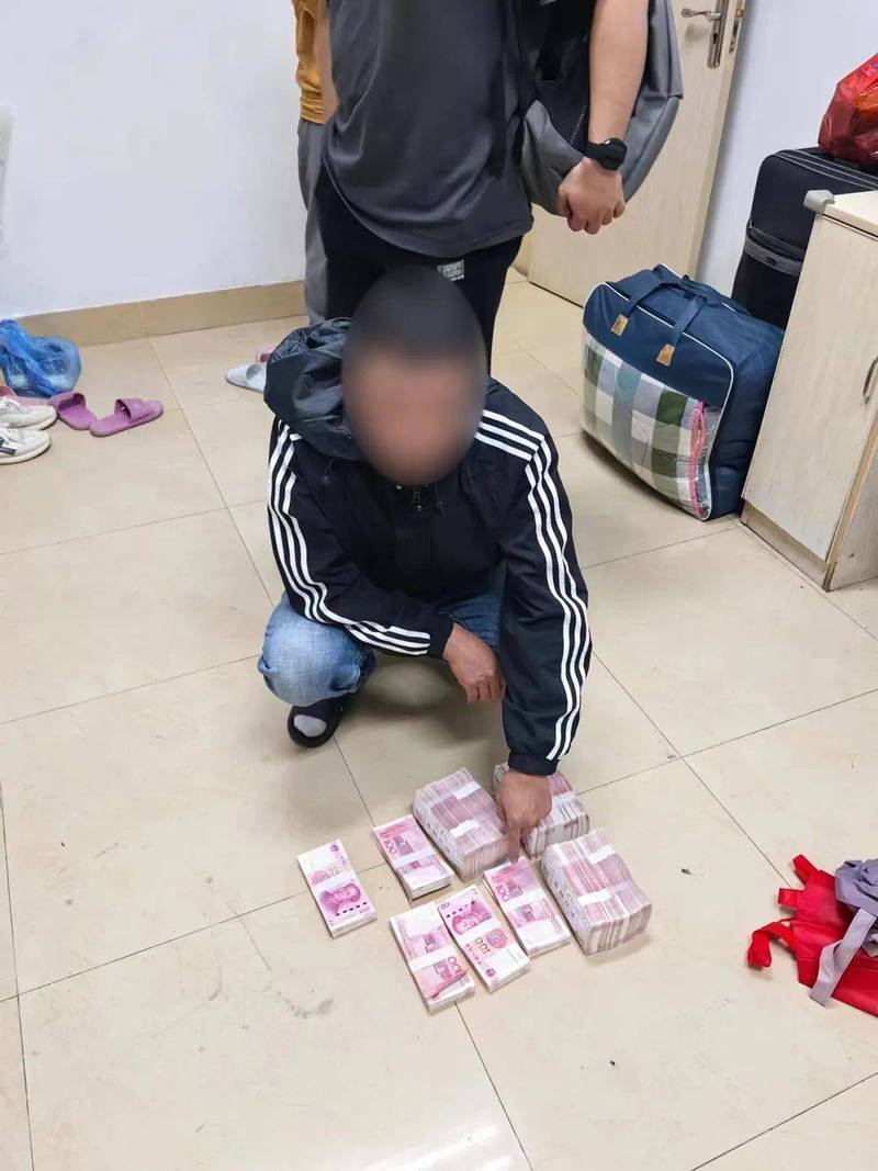 警方破获数字货币洗钱案件抓捕现场