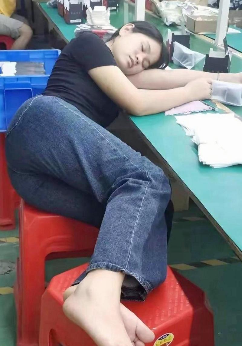 工厂女工午休时与孩子视频通话