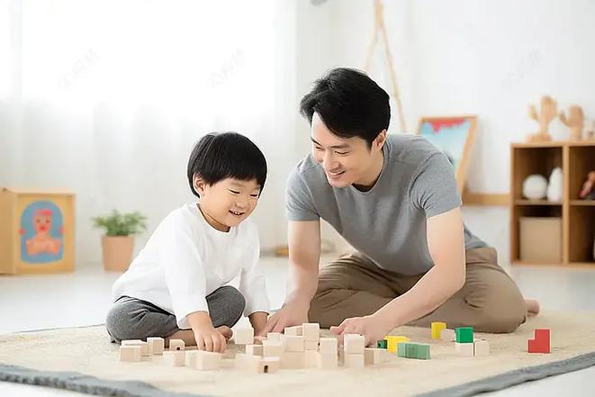 工业厂区宿舍爸爸陪孩子玩积木亲子照