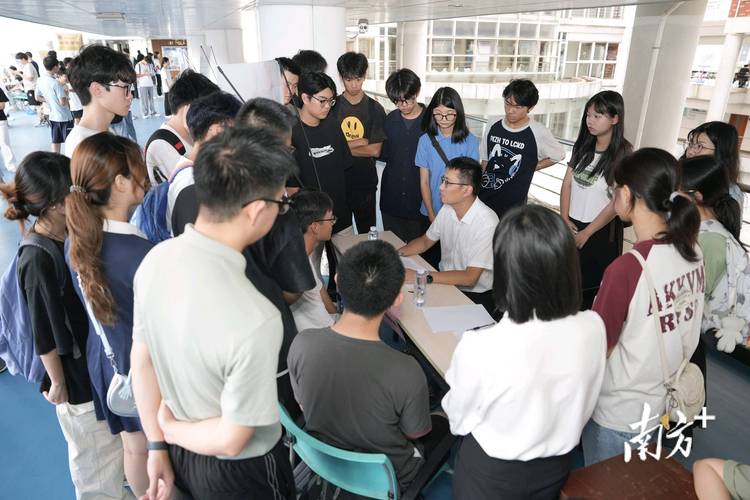 大学本科生创新课题小组讨论现场