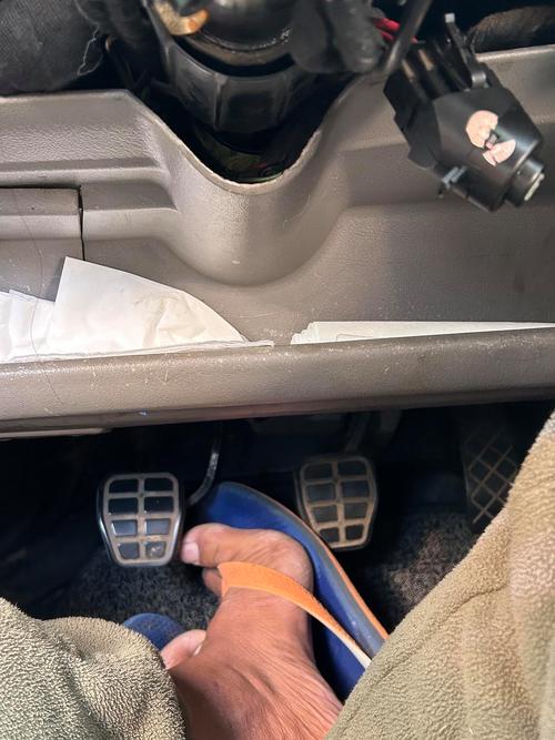 车主徒手检查汽车油门踏板间隙