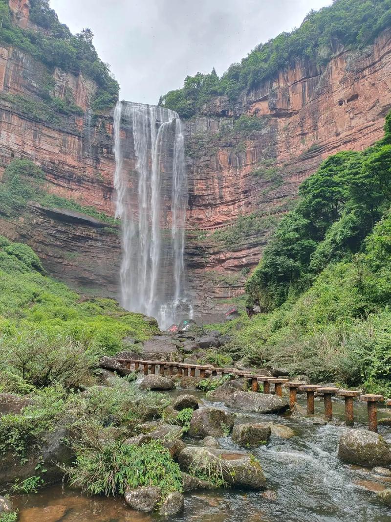 3. 四面山望乡台瀑布：玩水爽，但小心脚下青苔
