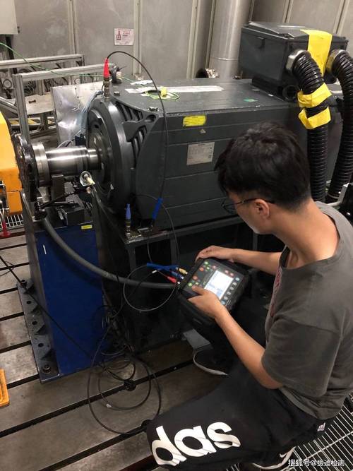 工程师用工业体检诊断设备检测工厂主轴振动场景