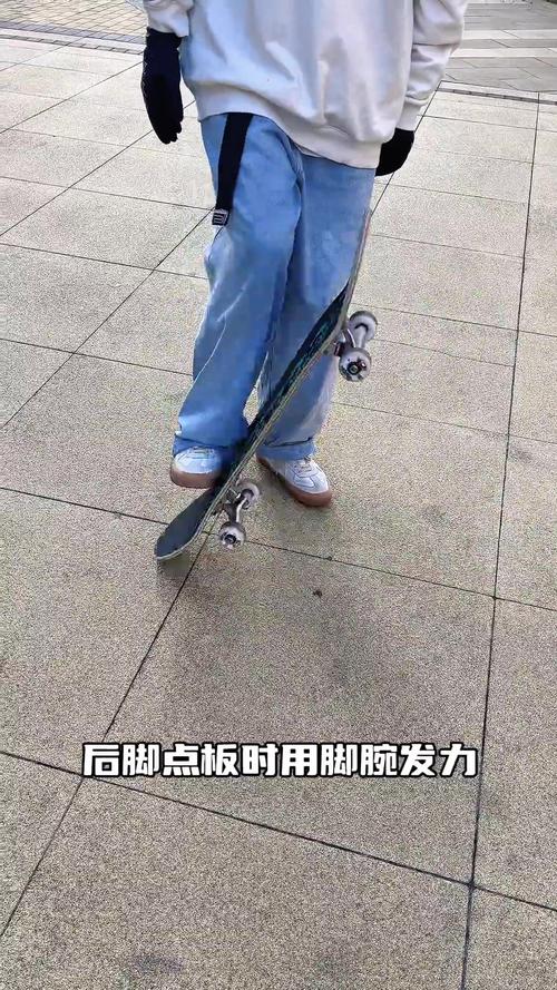滑板新手单脚滑行训练实拍