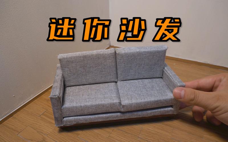 厨房纸垂直按压布艺沙发表面新鲜咖啡渍的操作实拍