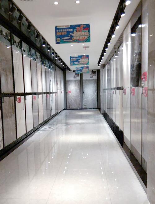 建材市场瓷砖品牌展示区选购场景