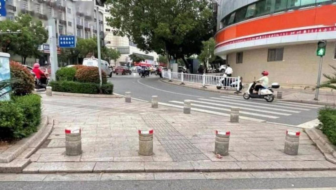 小区楼下孩子蹲石墩上数零用钱场景