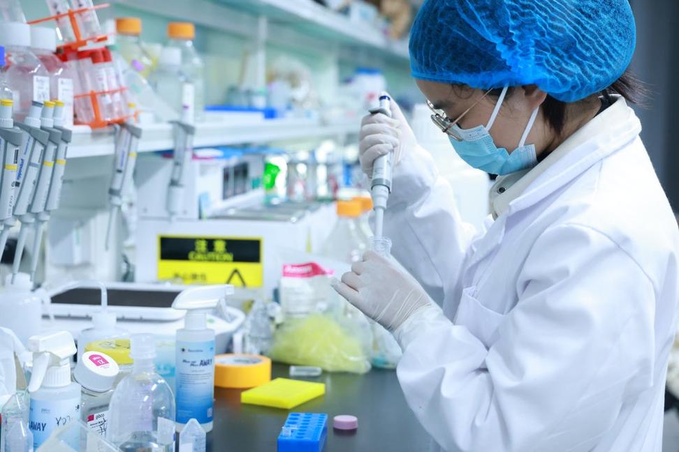 生物医药实验室科研人员研发场景