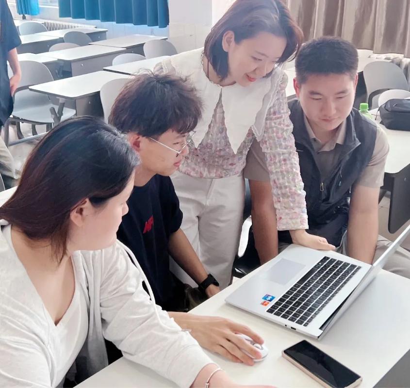 职业导师与学生进行测评解读交流