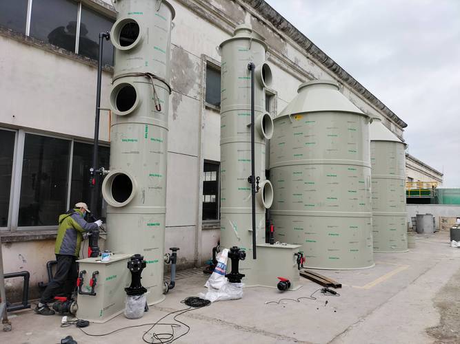 工业废气处理喷淋塔内部填料安装现场图
