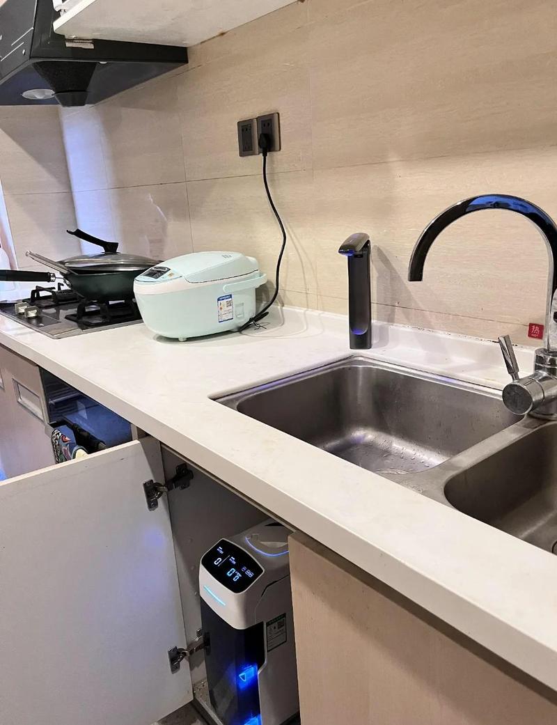 小户型厨房台上式净水器安装实景图