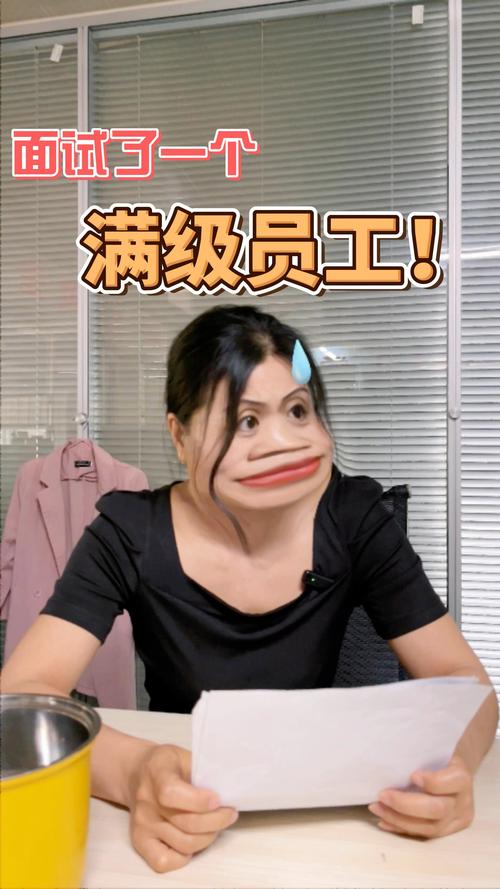 创作者在布置搞笑视频拍摄场景
