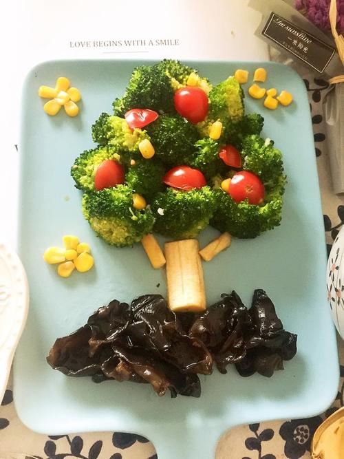 小学手工课孩子用西兰花制作的大树作品