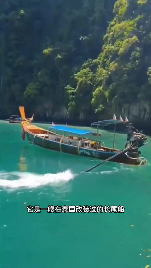 长尾船驶入泰国洛克岛翡翠泻湖