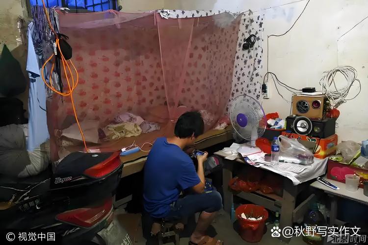老旧的工厂休息室,父亲在昏暗灯光下用铅笔写纸条
