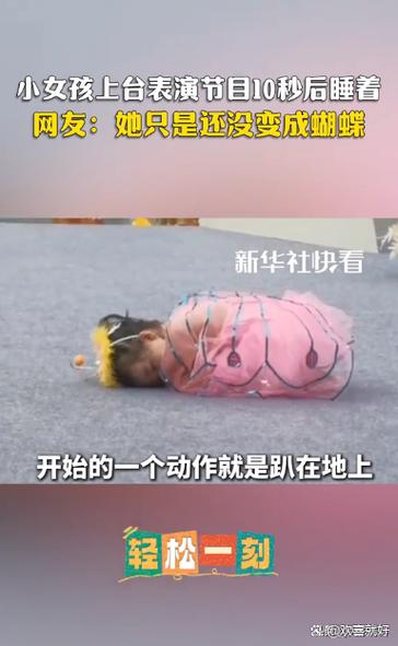 扎羊角辫的小女孩趴在儿童房地毯上给毛绒玩偶讲新编的龟兔赛跑故事