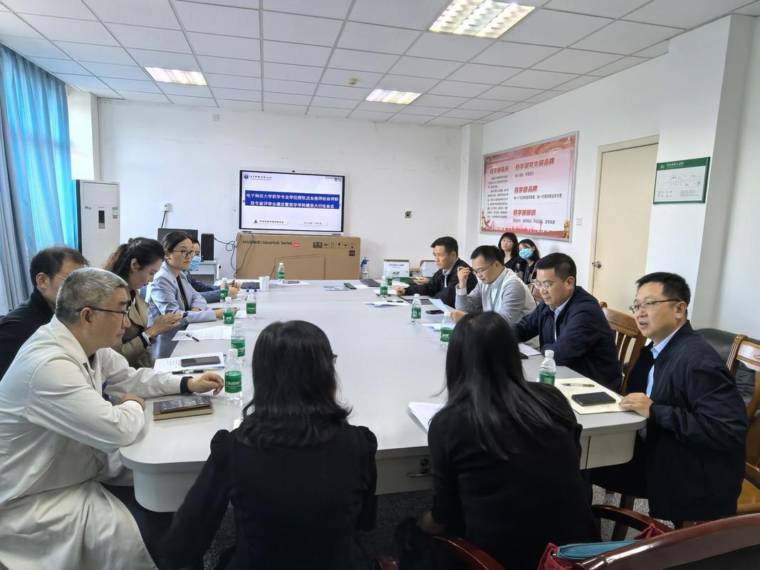 高校科研人员与企业代表谈判现场气氛紧张照片