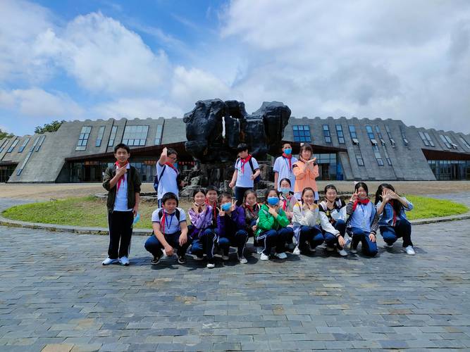 中小学生名校门口集体拍照研学旅行
