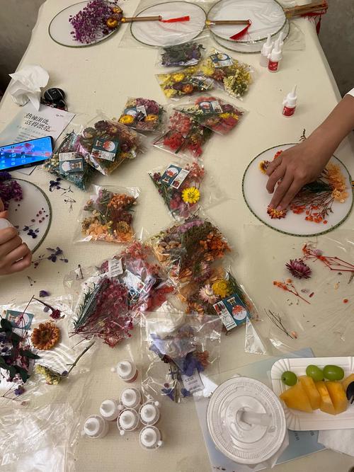 客厅餐桌上散落彩纸胶水的亲子手工现场