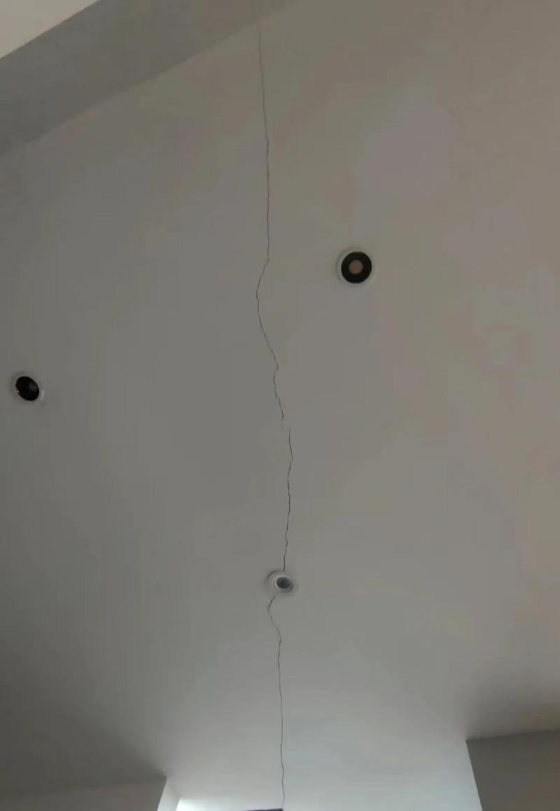 劣质干壁钉生锈导致吊顶开裂现场