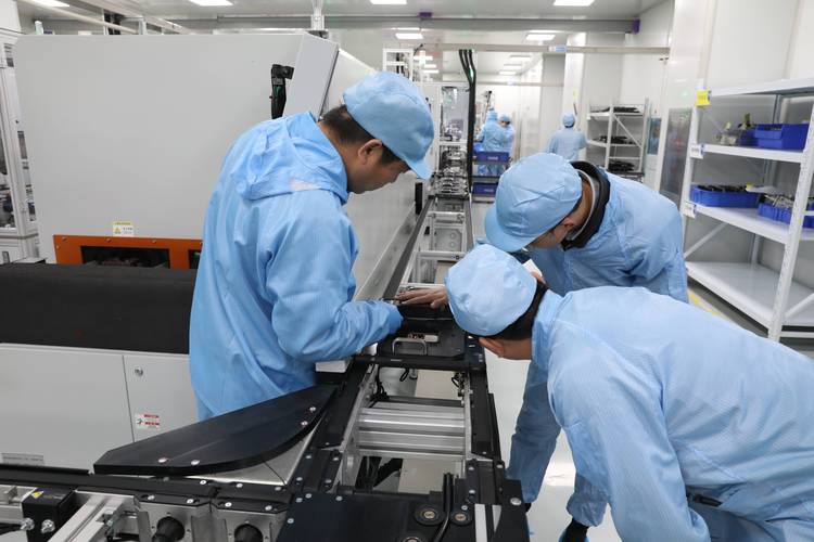 塑料机械厂家车间售后工程师调试设备实拍