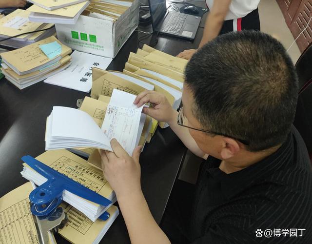 律师在查阅虚开案卷财务账册