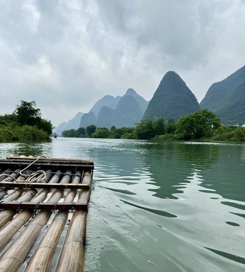 桂林漓江杨堤段烟雨竹筏图